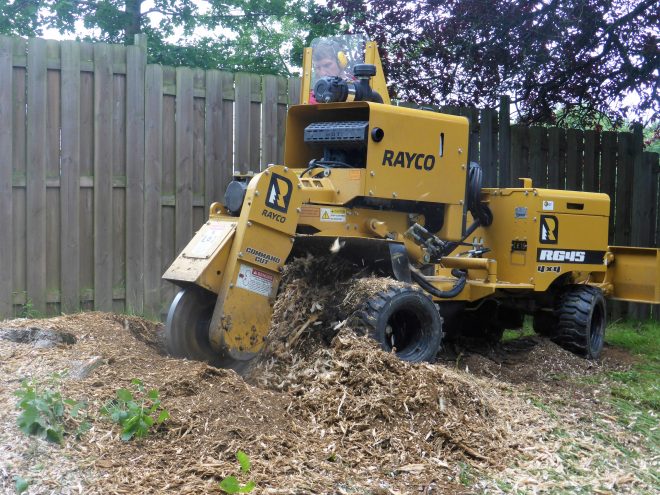 Machine de dessouchage